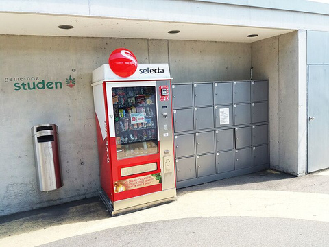 Schliessfächer mit Selecta-Automat am Bahnhof Studen BE Schliessfächer_Studen_Bahnhof