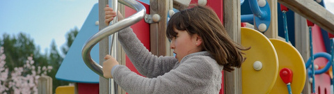 Kind auf Spielplatz 32zu9 Kind auf Spielplatz 32zu9